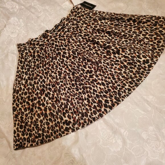 Messini Cheetah Print flare skirt- NWT Size L - Picture 1 of 3